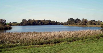 Jezioro w Kiełpinach i powierzchni 44,4 ha, długości 2,5 km i szerokości 330 m.