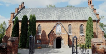 Kościół parafialny pod wezwaniem św. Katarzyny, prawdopodobnie zbudowany w drugiej połowie XIV wieku przez Ogończyków Radzikowskich.