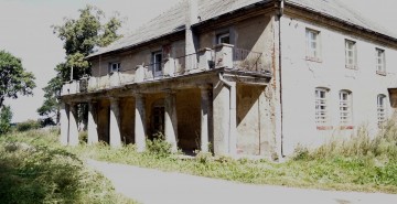 Dwór w Półwiesku Małym zbudowany w pierwszej połowie XIX wieku. Ostatnim właścicielem był Jan Rudowski.