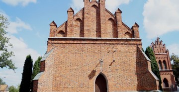 Kościół parafialny pod wezwaniem św. Katarzyny, prawdopodobnie zbudowany w drugiej połowie XIV wieku przez Ogończyków Radzikowskich.