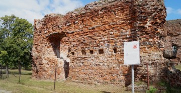 Ruiny zamku w Radzikach Dużych zbudowanego w latach 1380-1384 przez kasztelana dobrzyńskiego, Andrzeja Ogończyka.
