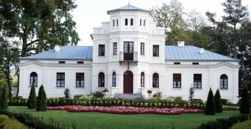 Dwór w Wąpielsku rodziny Siemiątkowskich wzniesiony w połowie XIX wieku.