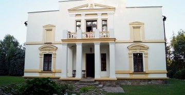 Dwór w Łapinóżku wzniesiony około połowy XIX wieku, przebudowany w 1905 roku przez Antoniego Gniazdowskiego. Na terenie posiadłości znajduje się skansen.