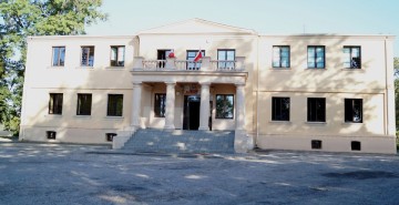 Dwór w Radzikach Dużych wzniesiony w drugiej połowie XIX wieku dla rodziny Przeciszewskich. Obecnie jest to Gimnazjum im. Tony`ego Halika.