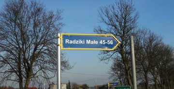Drogowskazy z numerami domów w Radzikach Małych już stoją.